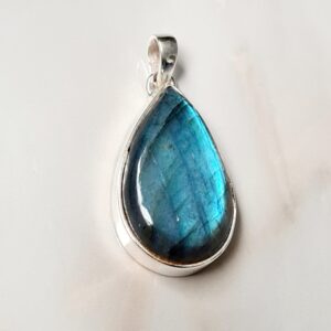 Hangers Labradoriet Druppel 2 Medium – 925 Zilver