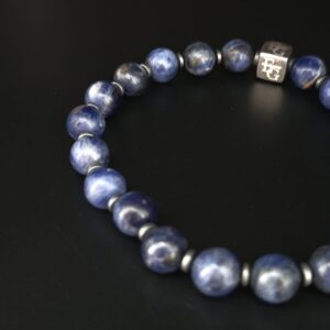 Herenarmband met 8 mm lapis lazuli en hematiet, afgewerkt met s925 logo blok. Handgemaakt en comfortabel — ook verkrijgbaar in 6 mm. Bestel “Montreal” bij Eternal Gems.