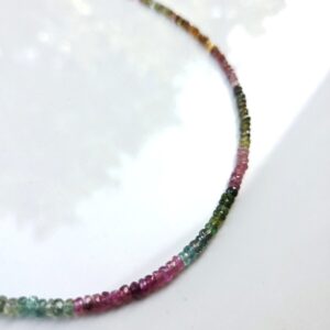 “Raspberry” is een verfijnde ketting van 47 cm, met zorgvuldig geselecteerde toermalijnsteentjes in rijke frambozentinten.