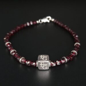 Herenarmband ‘Jaipur’ met 4 mm facet granaat (AAA-kwaliteit), S925 logo blok en zilveren lock