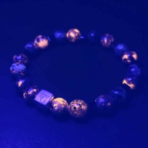 Herenarmband Yooperlite (UV) 8 mm & Hematiet – “Praag” – s925 Zilver Logo Blok