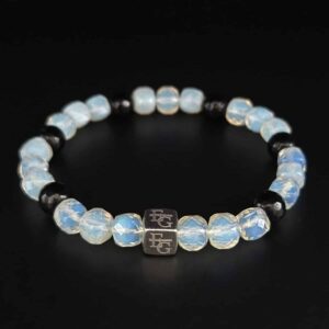 Herenarmband opaal facet 7/8 mm & onyx facet “Doha” met s925 zilver logo blok